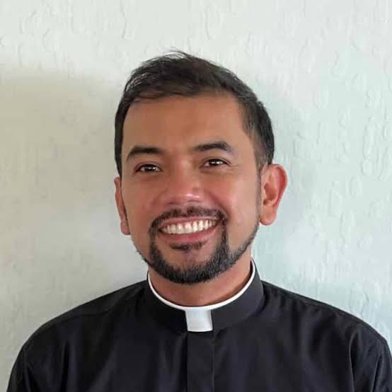 ์คํด๋๋ ๊ต๊ตฌ ๊ทธ๋ฆฌ์ค๋ ๋น์ ๋์ฑ๋น(Cathedral of Christ the Light) ์ฃผ์(Rector)์ธ ์๋ฆญ ๋น๋ผ ์ ๋ถ(Rev. Fr. Erick Villa)